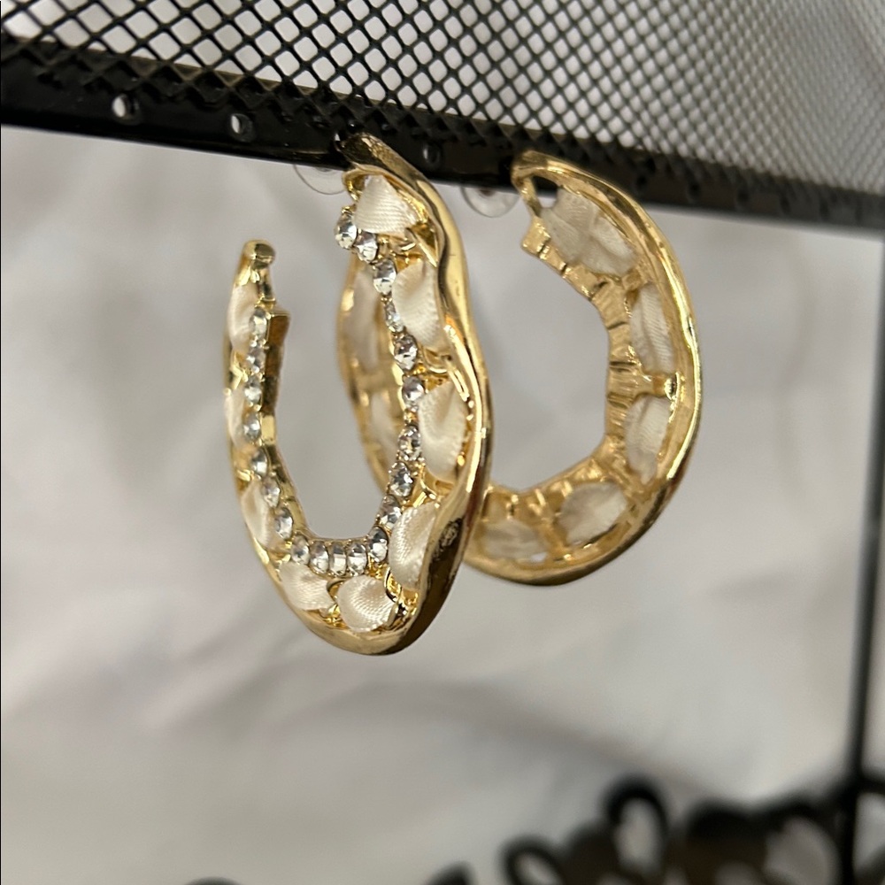 Pretty Gold Hoops - Picture 3 of 5